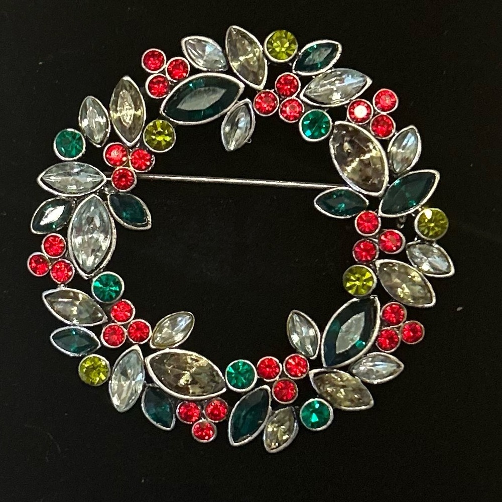Source Unknown Multicolor Gem Wreath Brooch‎